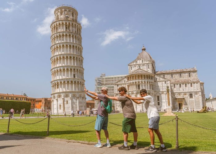 photo leaning tower pisa in soft morning light with minimal crowds
