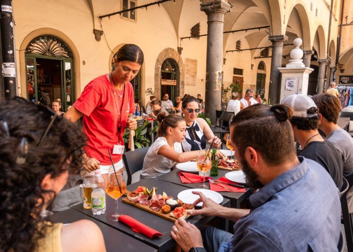 Pisa food and wine experiences with aperitivo in a local piazza
